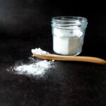 Bild på glasburk med bikarbonat, en effektiv städprodukt